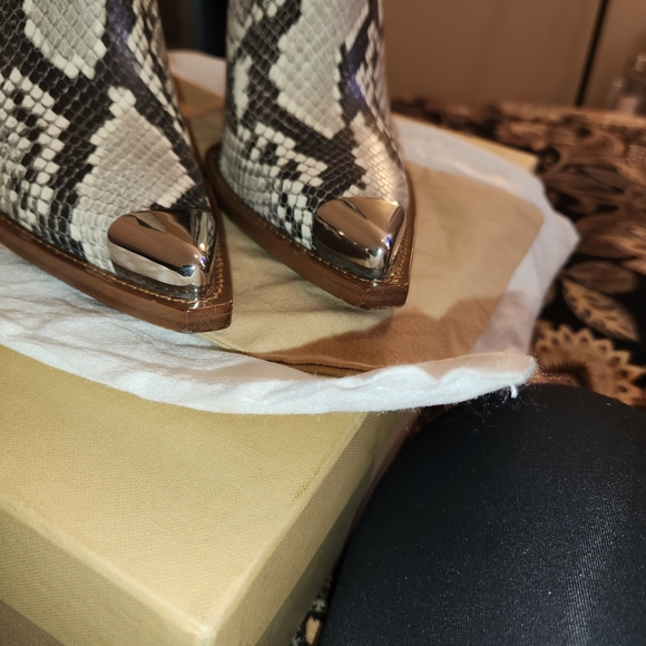 Michael Kors Python Snakeskin Boots US	   EU	     Inches6	     36.5	   8.87 - Picture 3 of 16